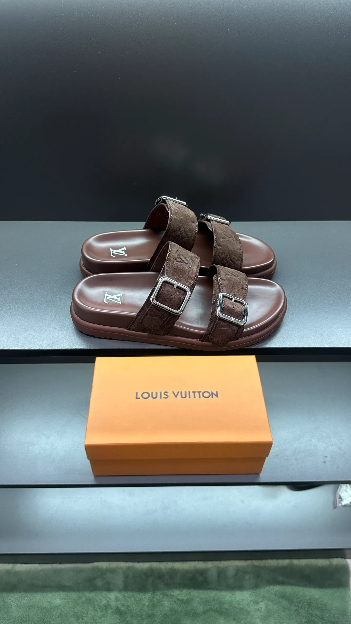 P320 🔍Top purchasing agent LV men's spring and summer slippers counter synchronized. The uppers are made of cowhide fabric imported from Italy, with logo graphics and high-quality craftsmanship. The soles are: original soles specially provided by the original factory. Exclusive molded soles are super comfortable. Original factory follow-up orders. 🔍🔍High quality. You can enter and exit the counter at will. Welcome to compare. Size 38-45